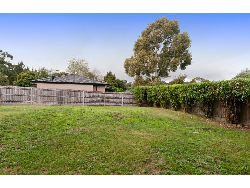 2/42 Ross Pincott Drive, Mooroolbark VIC 3138