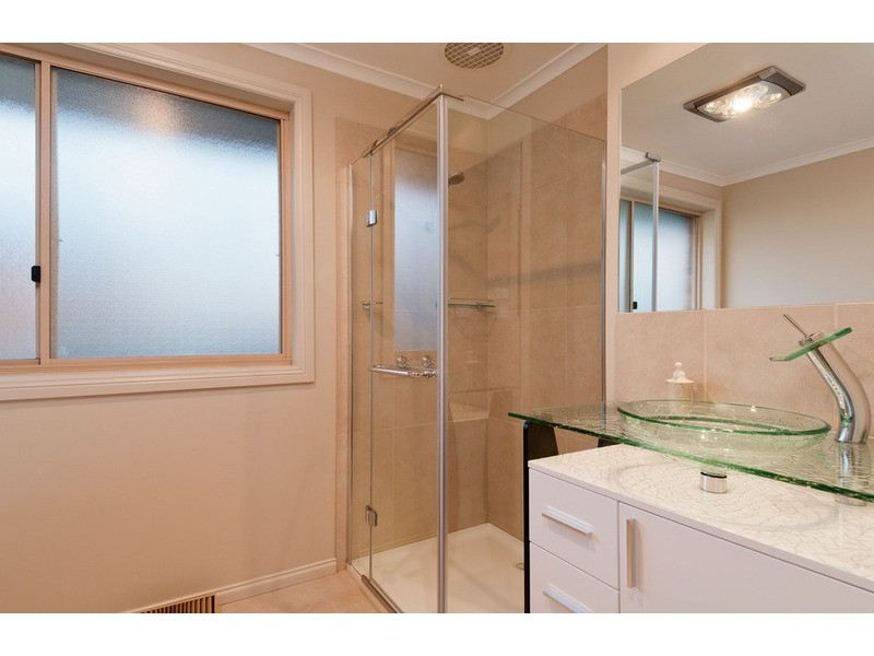 13 Hilledge Lane, Mooroolbark VIC 3138