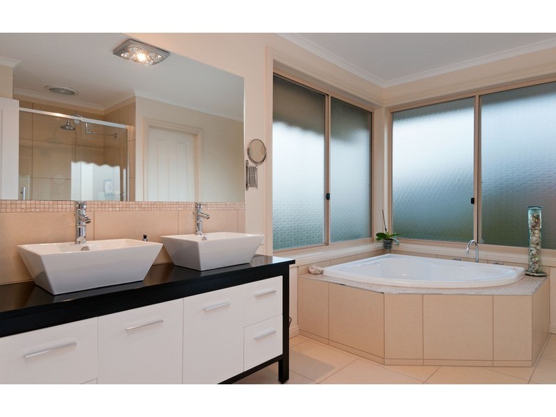 13 Hilledge Lane, Mooroolbark VIC 3138