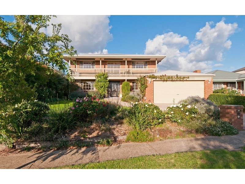 13 Hilledge Lane, Mooroolbark VIC 3138