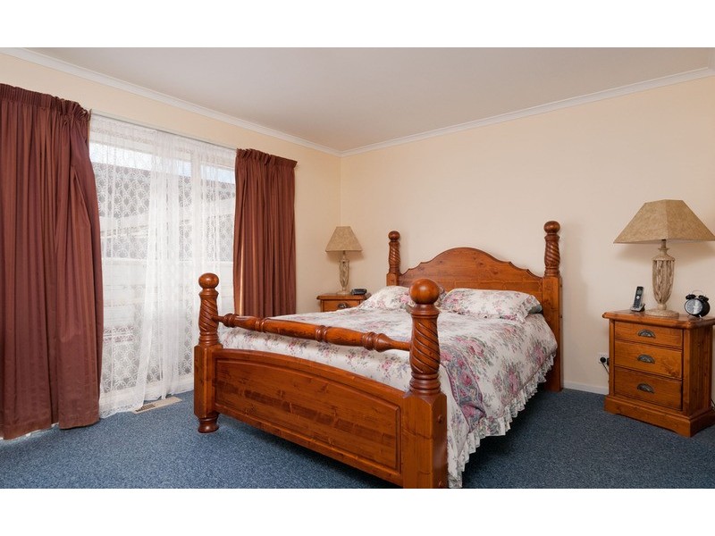 2/4 Dennis Street, Croydon VIC 3136