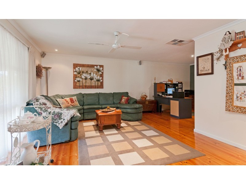 96 Landscape Drive, Mooroolbark VIC 3138