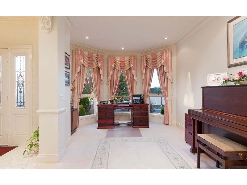 5 Clinton  Lane, Chirnside Park VIC 3116