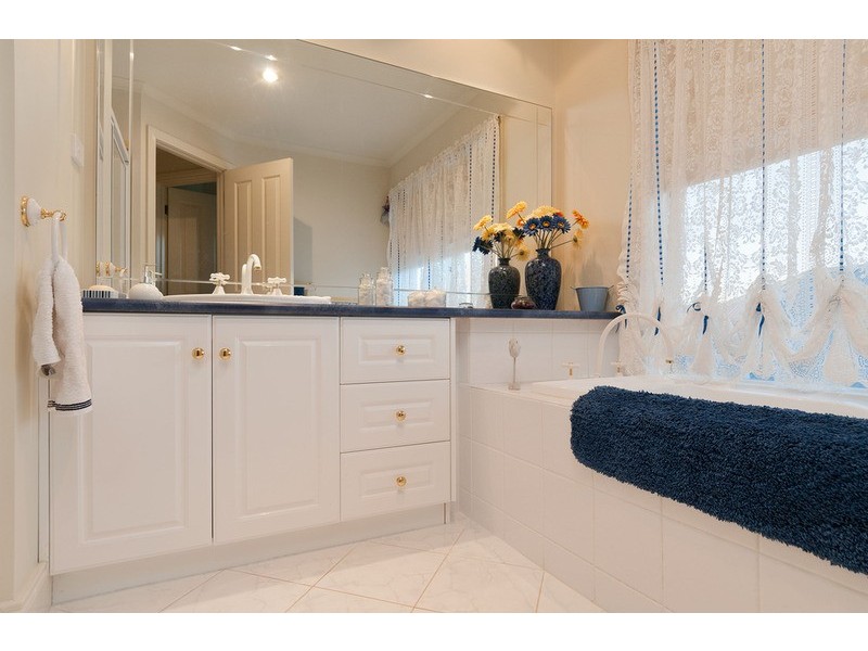 5 Clinton  Lane, Chirnside Park VIC 3116