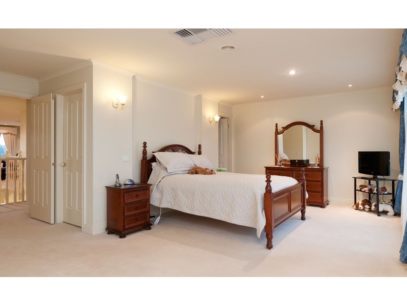 5 Clinton  Lane, Chirnside Park VIC 3116