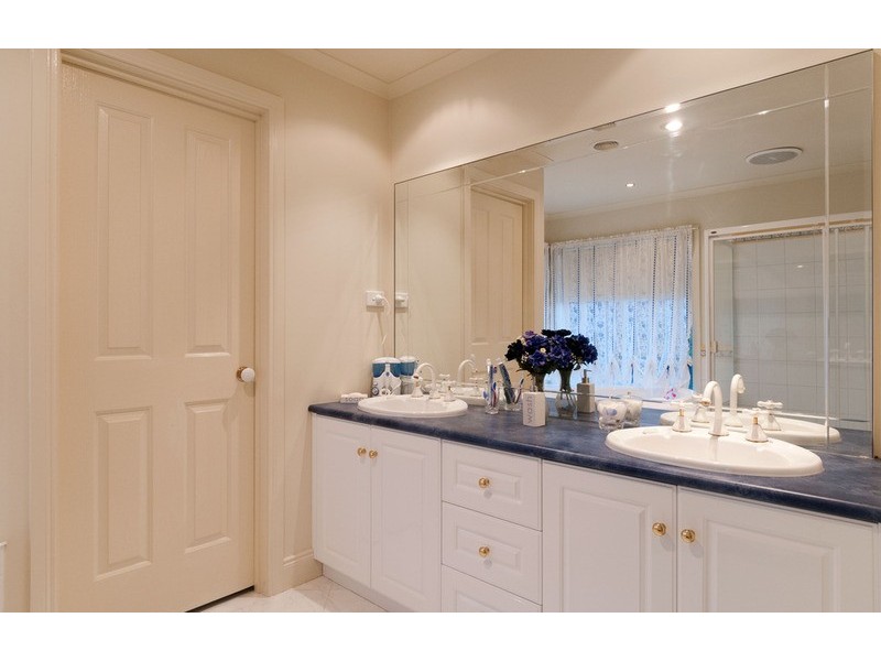 5 Clinton  Lane, Chirnside Park VIC 3116