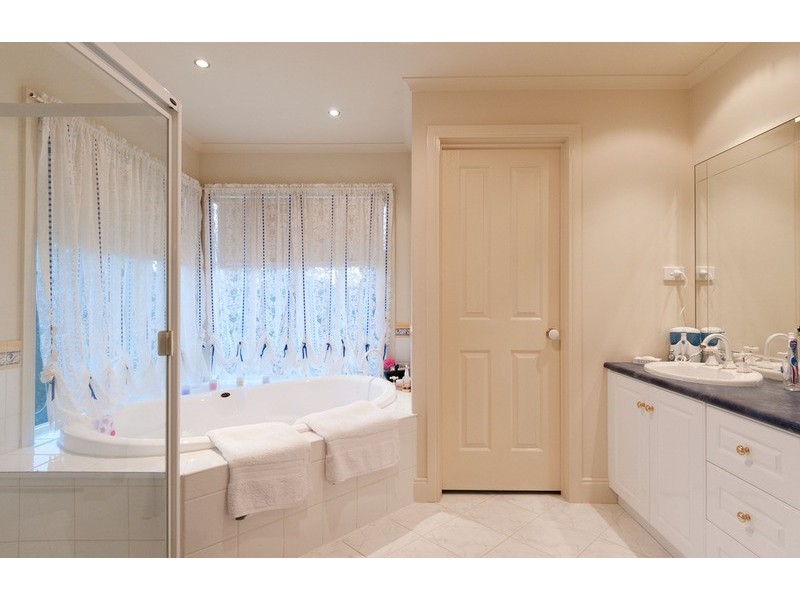 5 Clinton  Lane, Chirnside Park VIC 3116