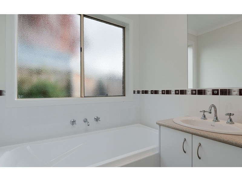 2/17 Wimbledon Court, Mooroolbark VIC 3138