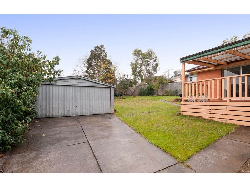 6 Carawa Street, Mooroolbark VIC 3138