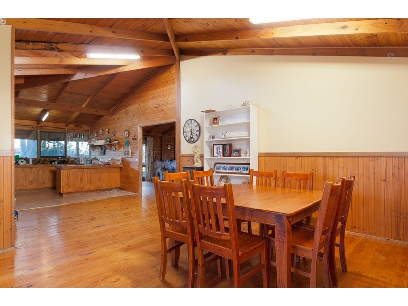 44 Zina Grove, Mooroolbark VIC 3138