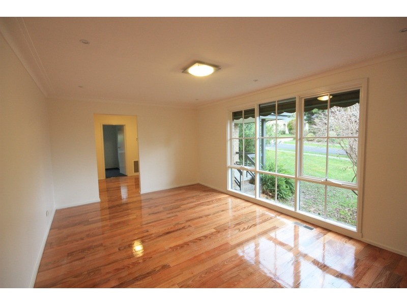 25 Larnook  Crescent, Mooroolbark VIC 3138
