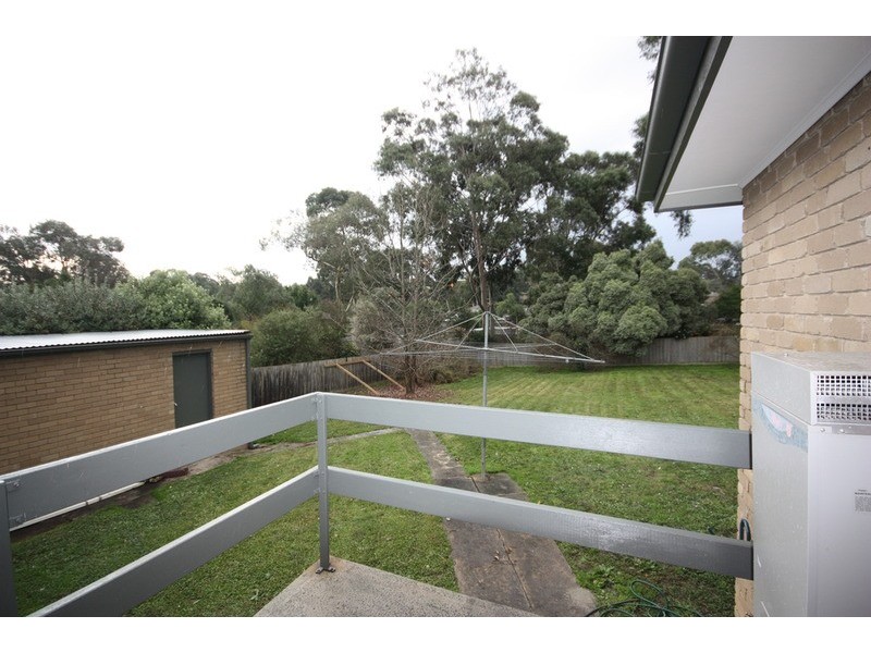 25 Larnook  Crescent, Mooroolbark VIC 3138