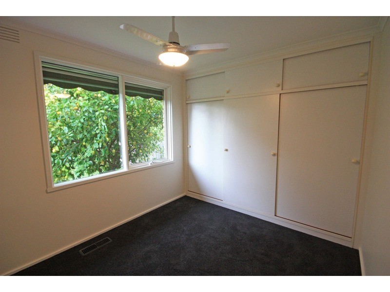 25 Larnook  Crescent, Mooroolbark VIC 3138
