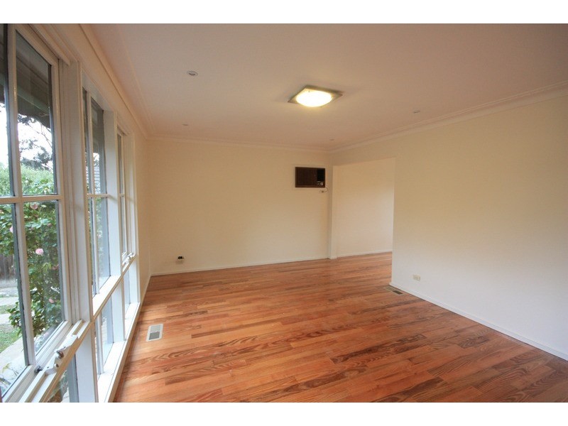 25 Larnook  Crescent, Mooroolbark VIC 3138