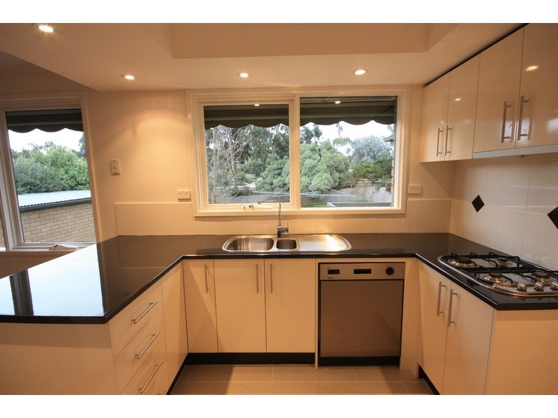 25 Larnook  Crescent, Mooroolbark VIC 3138