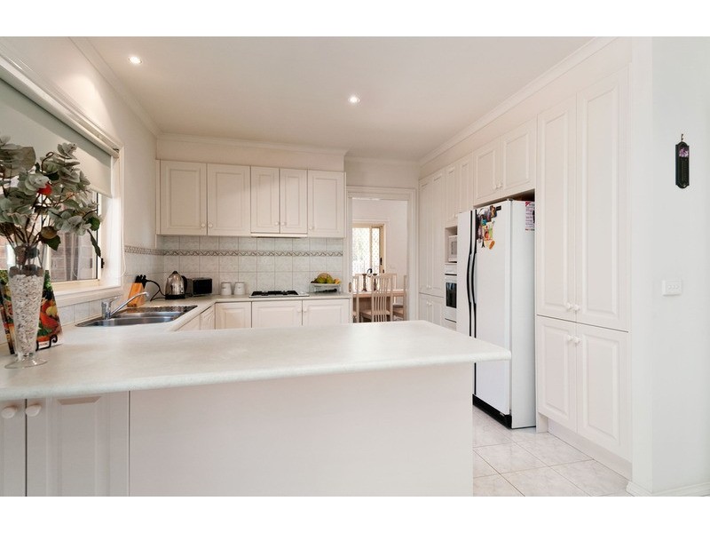 28 Angelica  Crescent, Croydon Hills VIC 3136