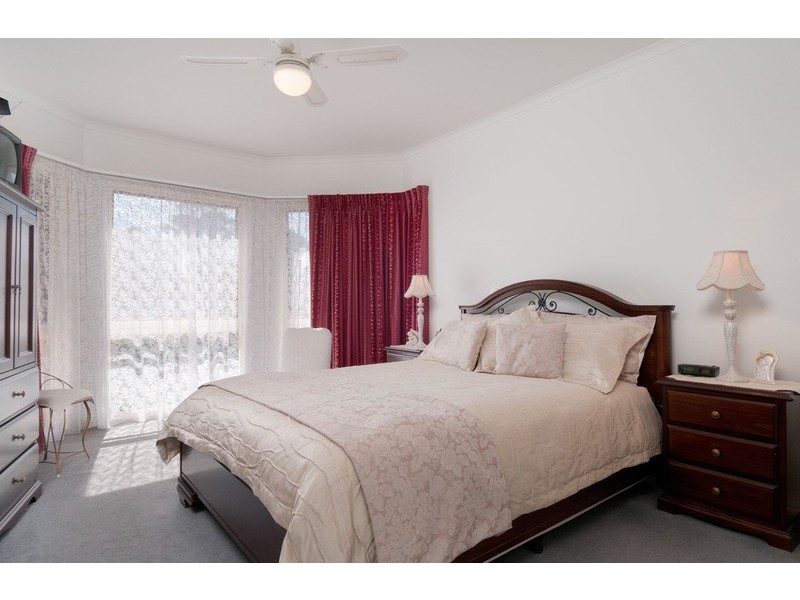 28 Angelica  Crescent, Croydon Hills VIC 3136