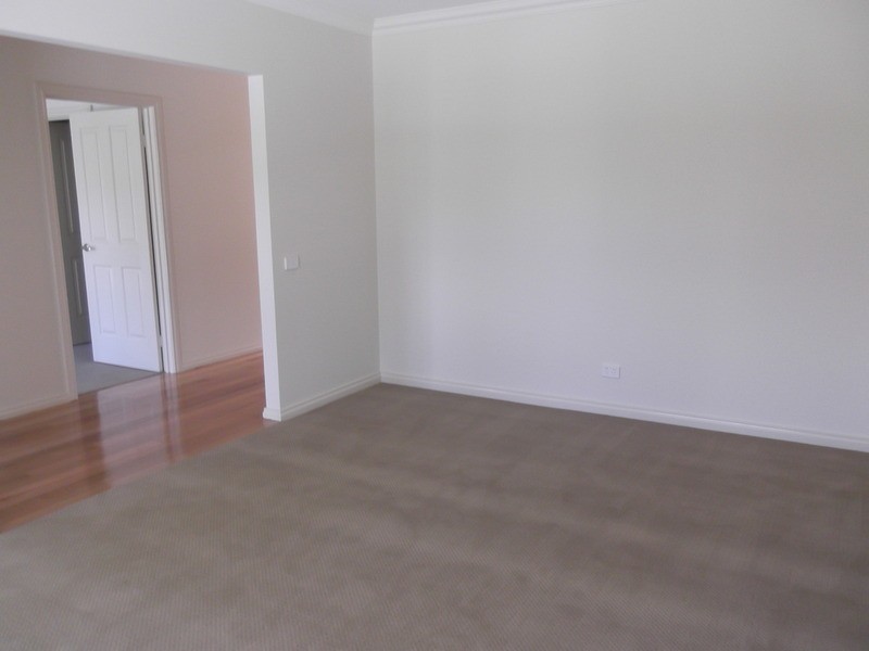 1/13 Railway  Crescent, Croydon VIC 3136