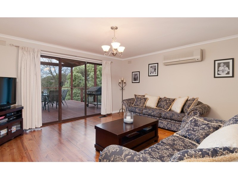 4 Barina Avenue, Mooroolbark VIC 3138