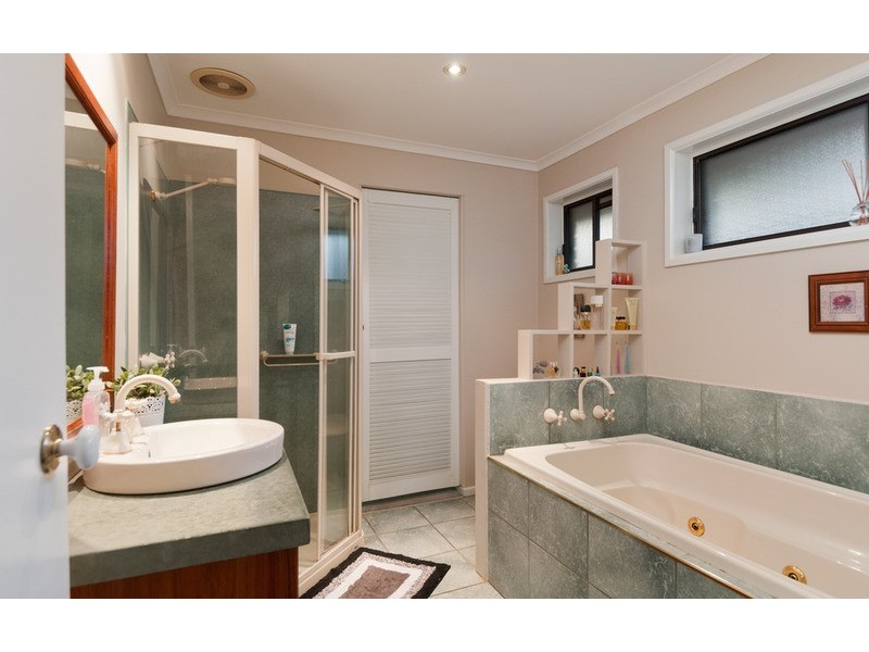 4 Barina Avenue, Mooroolbark VIC 3138