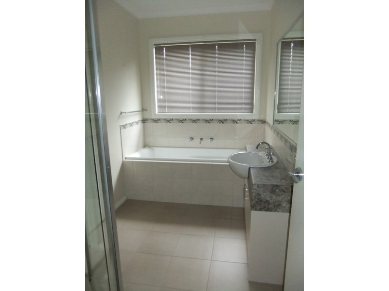 2/5 Forest Way, Kilsyth VIC 3137