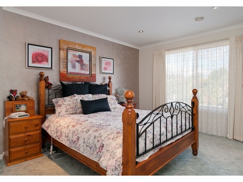 8 Terra Rossa Court, Mooroolbark VIC 3138