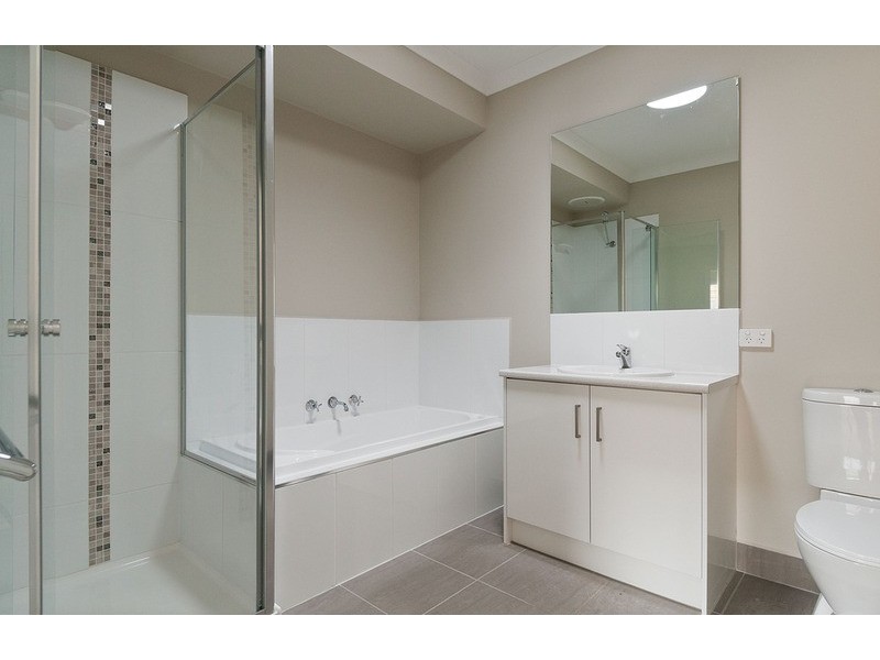 2/22 Elms Road, Mooroolbark VIC 3138