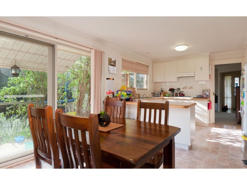 2/23 Alamein Avenue, Croydon VIC 3136