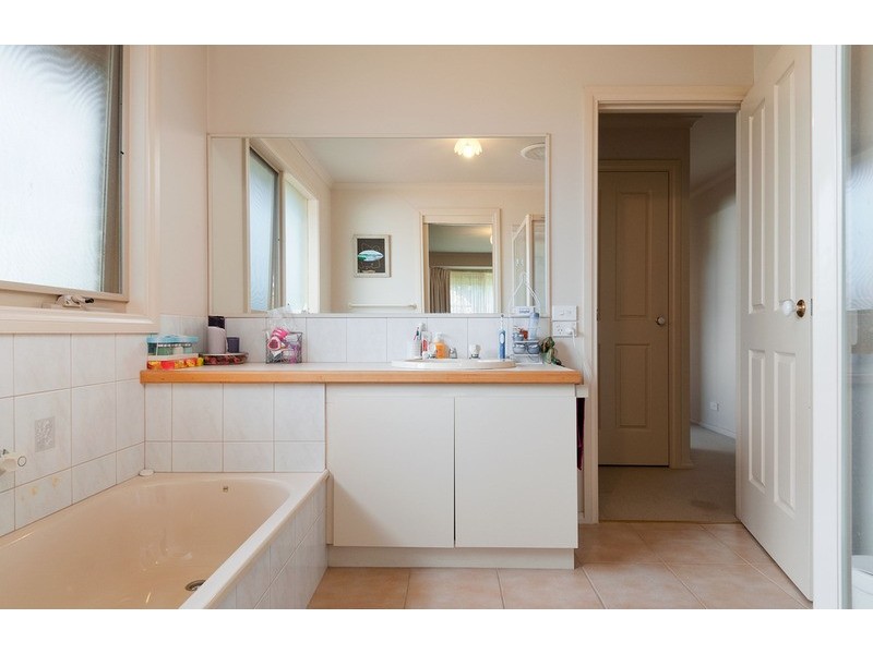 2/23 Alamein Avenue, Croydon VIC 3136