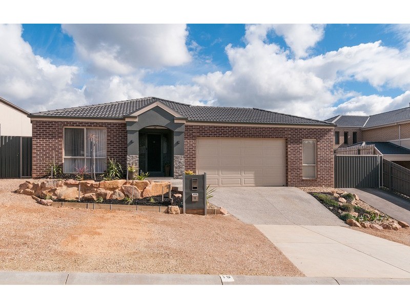 15 Empire Drive, Mooroolbark VIC 3138