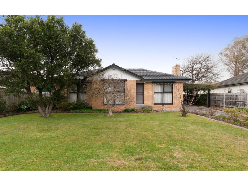 6 Esther Crescent, Mooroolbark VIC 3138