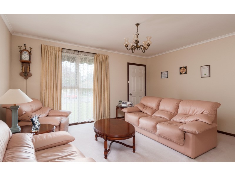 6 Esther Crescent, Mooroolbark VIC 3138