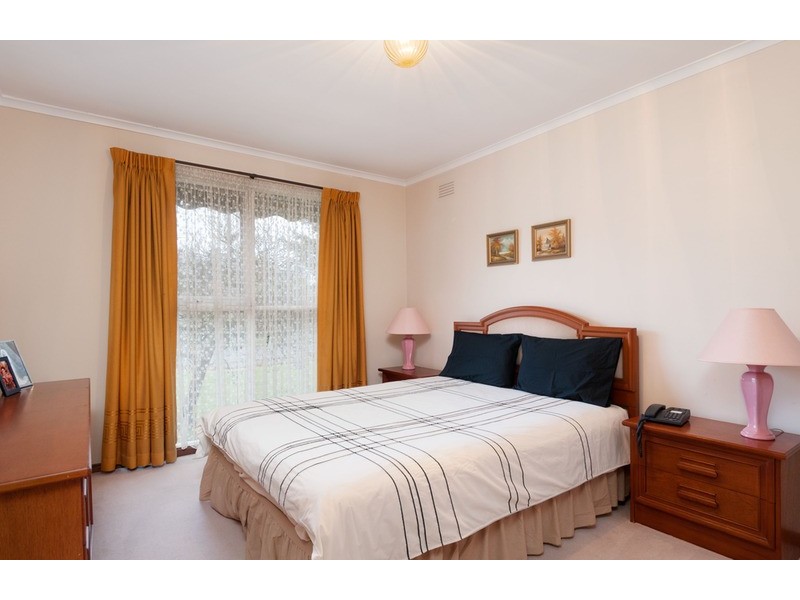 6 Esther Crescent, Mooroolbark VIC 3138