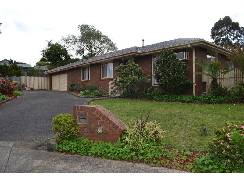 8 Dobell  Place, Mooroolbark VIC 3138