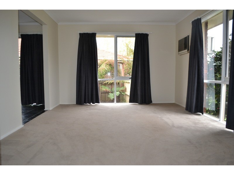 8 Dobell  Place, Mooroolbark VIC 3138