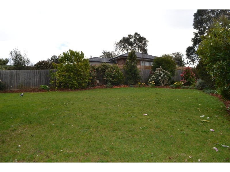 8 Dobell  Place, Mooroolbark VIC 3138