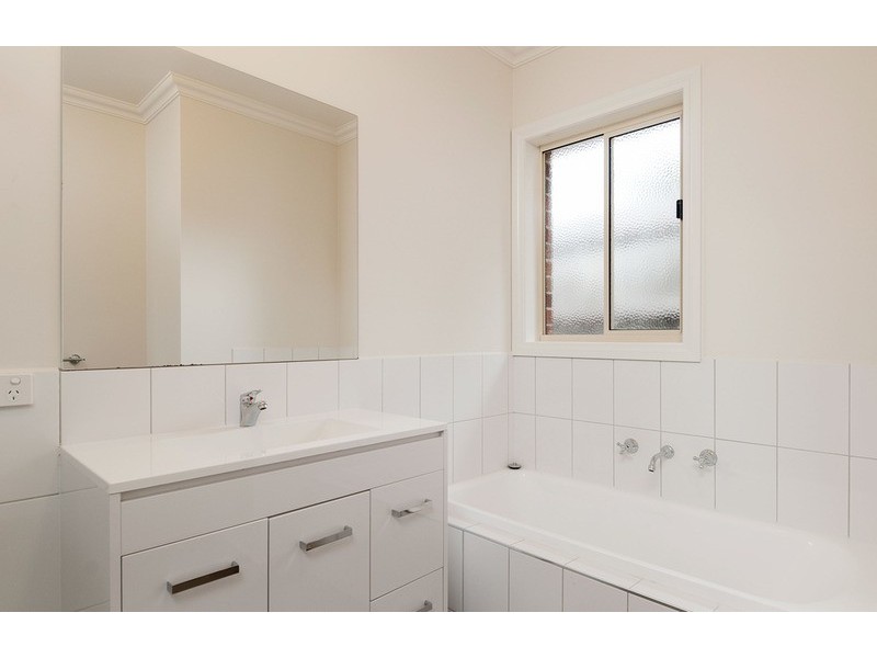 4 Loupie Street, Mooroolbark VIC 3138