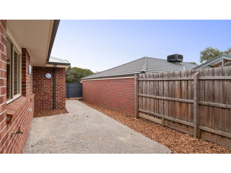 4 Loupie Street, Mooroolbark VIC 3138