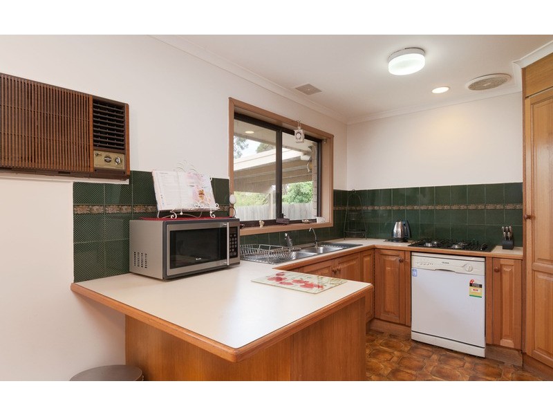 24 Lansell Road, Mooroolbark VIC 3138
