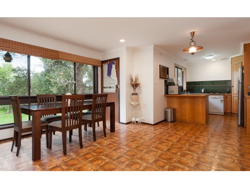 24 Lansell Road, Mooroolbark VIC 3138