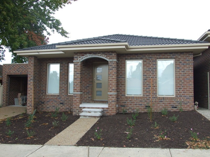 8 Royal Road, Croydon South VIC 3136