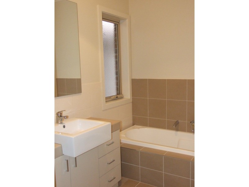 8 Royal Road, Croydon South VIC 3136