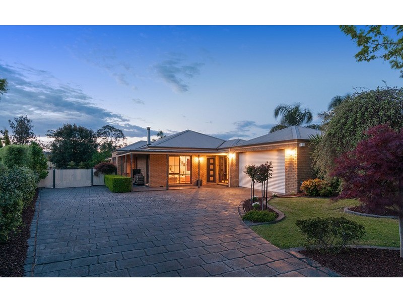 28 Summerhill Park Drive, Mooroolbark VIC 3138