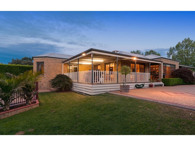 28 Summerhill Park Drive, Mooroolbark VIC 3138