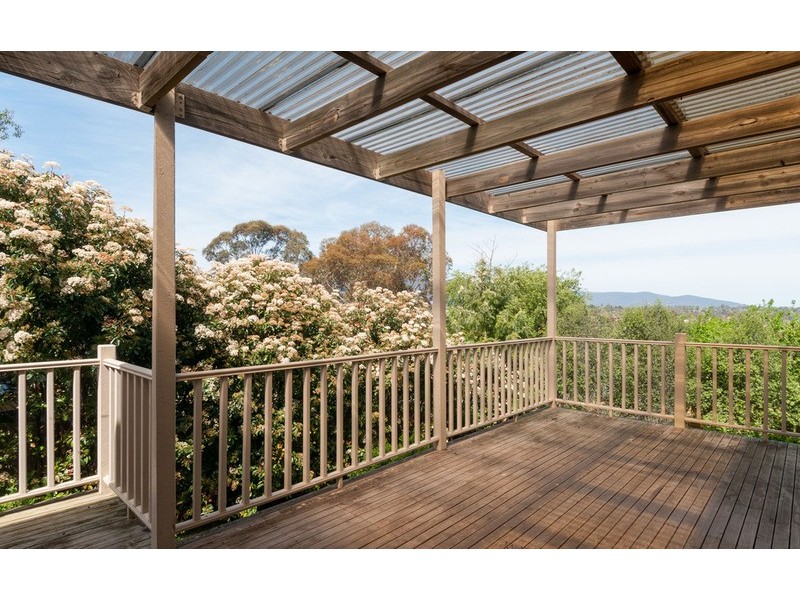 16 Corrong Crescent, Mooroolbark VIC 3138