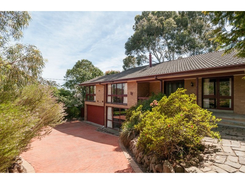 17 Mountain Drive, Mooroolbark VIC 3138