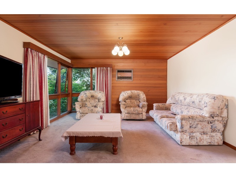 17 Mountain Drive, Mooroolbark VIC 3138