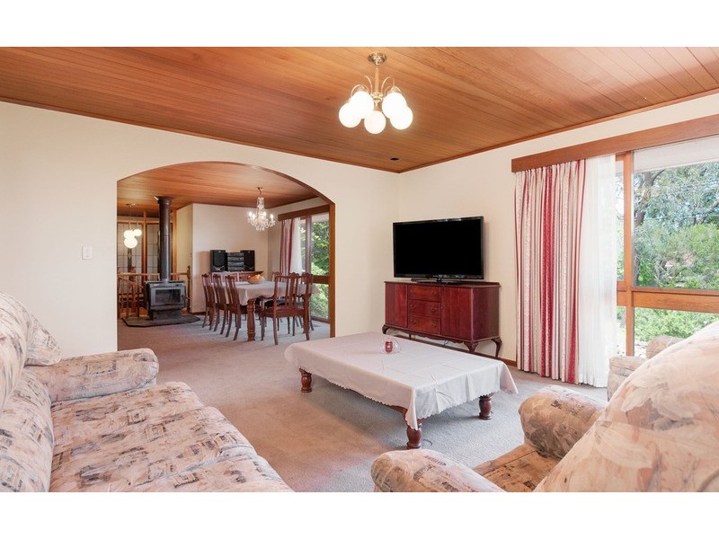 17 Mountain Drive, Mooroolbark VIC 3138