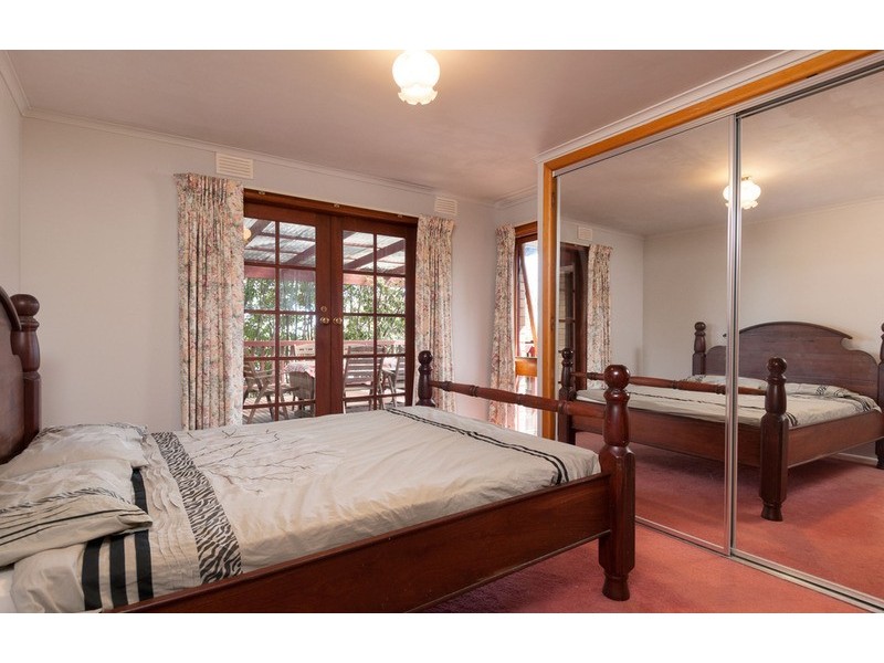 17 Mountain Drive, Mooroolbark VIC 3138