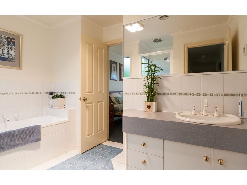 2/15 Anglo Court, Mooroolbark VIC 3138